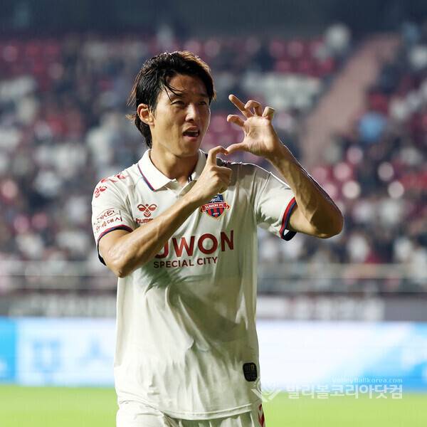 수원FC 안현범이 5번째 골을 성공시키고 환호하는 모습.