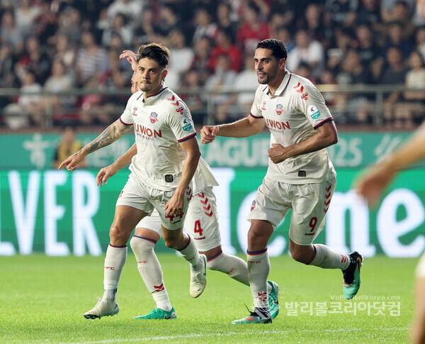 수원FC 윌리안이 골을 성공시키고 싸박과 함께 환호하는 모습.