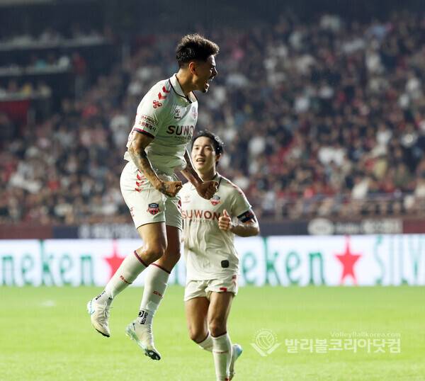 수원FC 윌리안이 골을 성공 시키고 환호하는 모습.