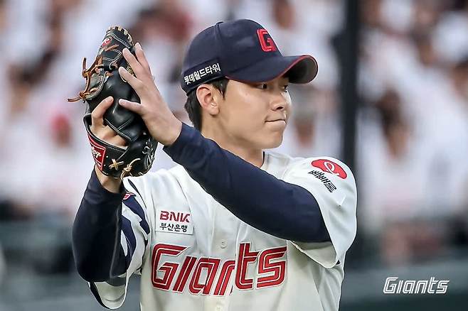 2025시즌 후반기 롯데 자이언츠 불펜 필승조의 핵으로 떠오른 좌완 파이어볼러 유망주 홍민기. 사진 롯데 자이언츠