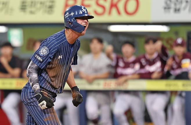 삼성 라이온즈 구자욱이 지난 20일 대구 키움 히어로즈전에서 득점 후 포효하고 있다. 삼성 라이온즈