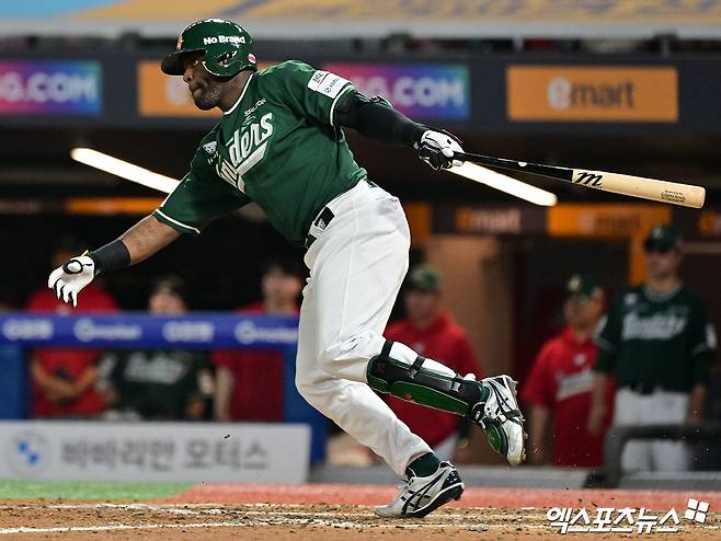 21일 오후 인천SSG랜더스필드에서 열린 '2025 신한 SOL Bank KBO리그' KIA 타이거즈와 SSG 랜더스의 경기, 9회말 1사 1,3루 SSG 에레디아가 1타점 적시타를 날리고 있다. 엑스포츠뉴스 DB