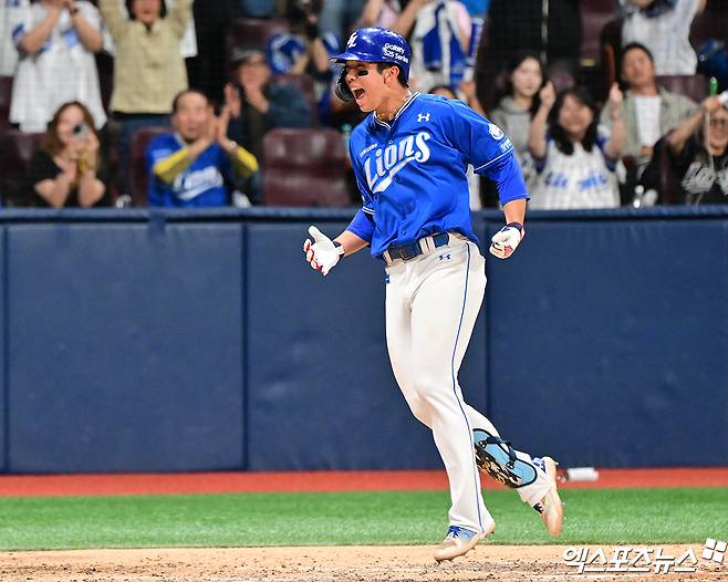 20일 오후 서울 구로구 고척스카이돔에서 열린 '2025 신한 SOL Bank KBO리그' 삼성 라이온즈와 키움 히어로즈의 경기, 9회초 1사 삼성 김영웅이 솔로 홈런을 날린 후 기뻐하고 있다. 엑스포츠뉴스 DB