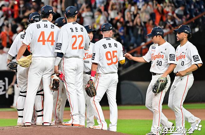 한화 이글스 선수들이 올해 정규시즌 경기에서 승리한 뒤 세리머니하고 있다. 한화는 22일 잠실 삼성전에서 지난 1985년 삼성 라이온즈에 이어 40년 만에 단일시즌 10연승 2회 대기록에 도전한다.엑스포츠뉴스 DB