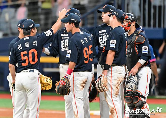 한화 이글스 선수들이 올해 정규시즌 경기에서 승리한 뒤 세리머니하고 있다. 한화는 22일 잠실 삼성전에서 지난 1985년 삼성 라이온즈에 이어 40년 만에 단일시즌 10연승 2회 대기록에 도전한다. 엑스포츠뉴스 DB