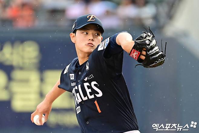 22일 오후 서울 송파구 잠실야구장에서 열린 '2025 신한 SOL Bank KBO리그' 한화 이글스와 두산 베어스의 경기, 1회말 한화 선발투수 문동주가 역투하고 있다. 잠실, 박지영 기자