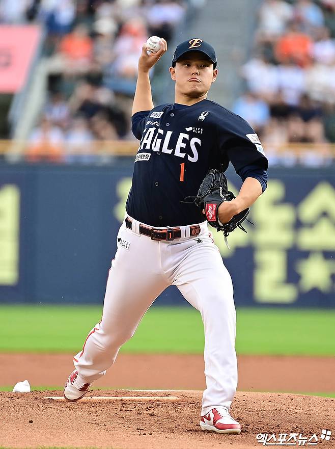 22일 오후 서울 송파구 잠실야구장에서 열린 '2025 신한 SOL Bank KBO리그' 한화 이글스와 두산 베어스의 경기, 1회말 한화 선발투수 문동주가 역투하고 있다. 잠실, 박지영 기자