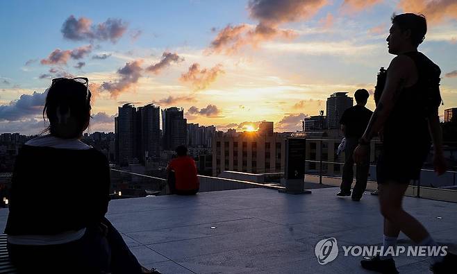 더위야 식어라 (서울=연합뉴스) 서대연 기자 = 연일 폭염과 열대야가 이어지고 있는 가운데 절기상 가장 덥다는 대서를 하루 앞둔 21일 저녁 시민들이 서울 시내 한 카페 옥상에서 휴식하고 있다. 2025.7.21 dwise@yna.co.kr