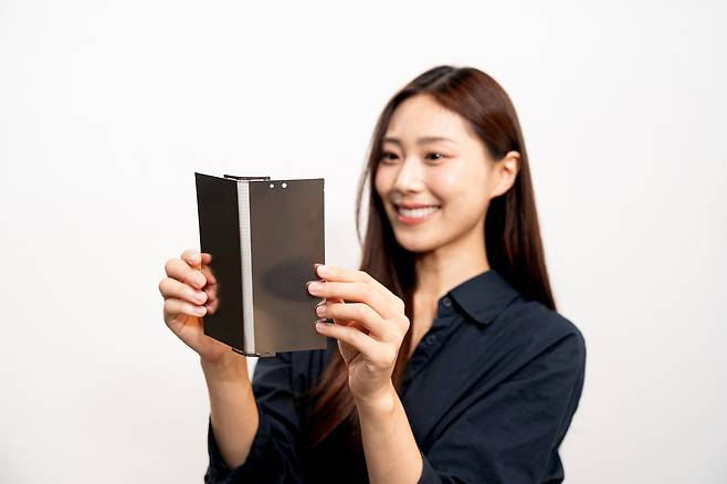 삼성디스플레이 폴더블 패널에 탑재된 티타늄 플레이트 [삼성디스플레이 제공. 재판매 및 DB 금지]