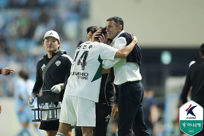 전진우를 안아주는 전북 현대의 거스 포옛 감독 [한국프로축구연맹 제공. 재판매 및 DB 금지]
