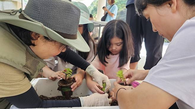 탐방객 반려식물 만들기 [덕유산국립공원사무소 제공. 재판매 및 DB 금지]