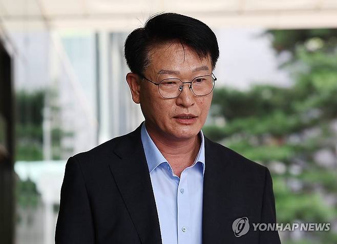 서울고검 향하는 이영팔 소방청 차장 (서울=연합뉴스) 김성민 기자 = 이영팔 소방청 차장이 22일 서울 서초구 서울고등법원에 마련된 내란 특검 사무실로 향하고 있다. 2025.7.22 ksm7976@yna.co.kr