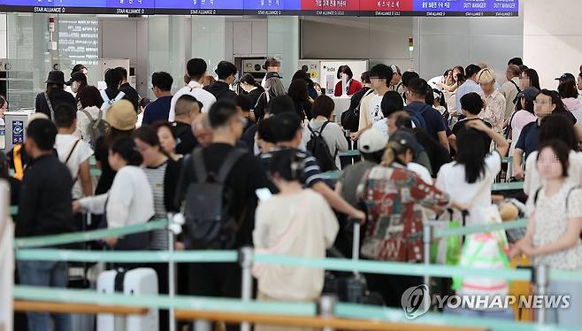 여름 휴가 시작 (영종도=연합뉴스) 이진욱 기자 = 여름 휴가철인 지난 16일 인천 영종도 인천국제공항 1터미널이 탑승객들로 붐비고 있다. 2025.7.22 cityboy@yna.co.kr