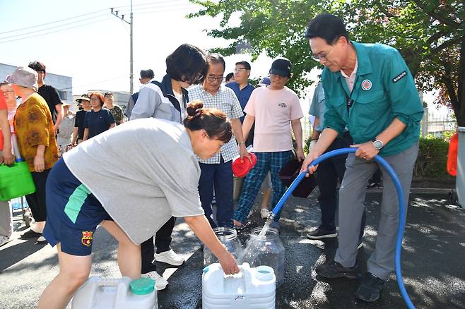 울주군, '전 직원 동원' 단수 피해지역 물 공급 사투 [울주군 제공.재판매 및 DB 금지]