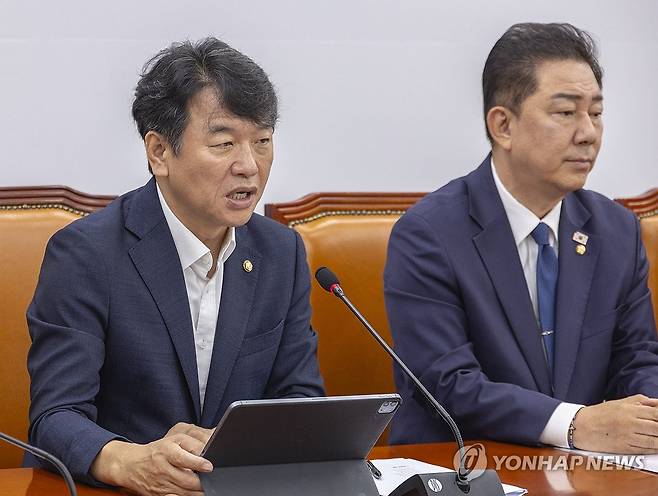 발언하는 문진석 원내수석부대표 (서울=연합뉴스) 황광모 기자 = 더불어민주당 문진석 원내수석부대표가 22일 국회에서 열린 원내대책회의에서 발언하고 있다. 2025.7.22 hkmpooh@yna.co.kr