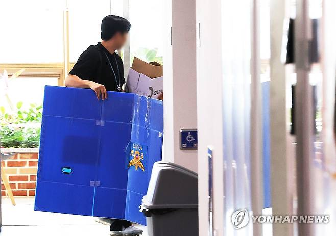 '옹벽 붕괴사고' 압수수색 진행 중인 오산시청 (오산=연합뉴스) 홍기원 기자 = 지난 16일 경기 오산시 가장교차로 고가도로의 옹벽이 붕괴해 아래 도로를 지나던 차량 운전자 1명이 숨진 사고와 관련해 경찰이 강제수사에 착수했다.
    경기남부경찰청 오산 옹벽 붕괴사고 수사전담팀은 22일 오전 9시를 기해 오산시청, 시공사인 현대건설, 도로 보수업체 등 모두 4곳에 대한 압수수색 영장을 집행했다. 
    사진은 압수수색이 진행 중인 경기도 오산시청 모습. 2025.7.22 xanadu@yna.co.kr