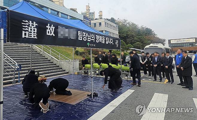 영주시청서 열린 공무원 장례식 (영주=연합뉴스) 김선형 기자 = 지난해 11월 5일 오전 경북 영주시청 앞 주차장에서 영주시 6급 계장 권모 팀장의 장례식이 진행 중이다. 권 팀장은 지난 2일 숨진 채 발견됐다. 유족은 집단 따돌림 등 직장 내 괴롭힘을 주장 중이다.2024.11.5 sunhyung@yna.co.kr