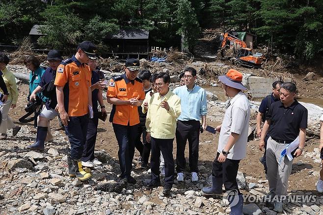 가평 수해 현장 찾은 김동연 (가평=연합뉴스) 임병식 기자 = 김동연 경기도지사(가운데)가 22일 오후 경기도 가평군 조종면 마일리에서 수해 현장을 살펴 보며 소방 관계자의 설명을 듣고 있다. 2025.7.22 andphotodo@yna.co.kr