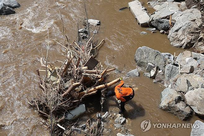 가평 괴물 폭우 '실종자 수색' (가평=연합뉴스) 임병식 기자 = 22일 경기도 가평군 조종면 마일리에서 소방관들이 실종자 수색 작업을 벌이고 있다. 2025.7.22 andphotodo@yna.co.kr