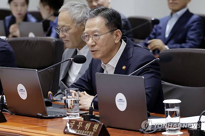 정성호 법무부 장관, 국무회의 인사말 (서울=연합뉴스) 홍해인 기자 = 정성호 법무부 장관이 22일 서울 용산 대통령실 청사에서 이재명 대통령 주재로 열린 국무회의에 참석해 인사말을 하고 있다.  2025.7.22 [대통령실통신사진기자단] hihong@yna.co.kr