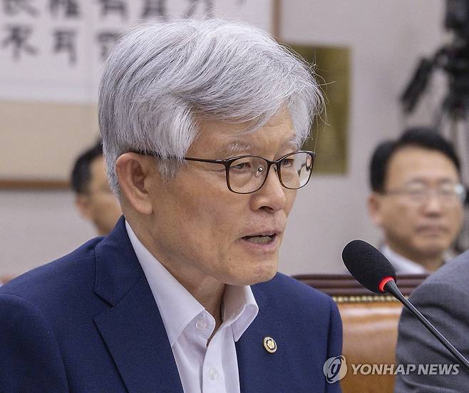 법사위에서 질의에 답하는 최동석 인사혁신처장 (서울=연합뉴스) 황광모 기자 = 최동석 인사혁신처장이 22일 국회에서 열린 국회 법제사법위원회 전체 회의에 출석해 의원 질의에 답하고 있다. 2025.7.22 hkmpooh@yna.co.kr