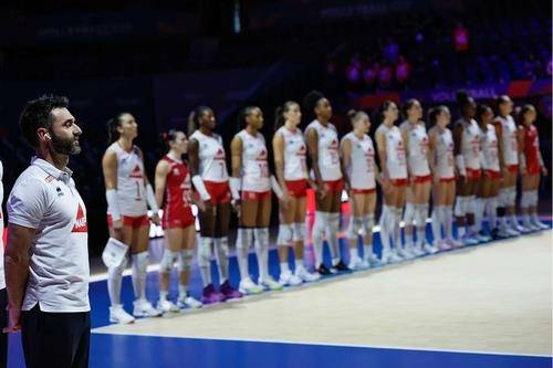 곤살레스 감독(왼쪽)과 프랑스 여자배구 대표팀 선수들 [FIVB 홈피 캡처. 재판매 및 DB 금지]