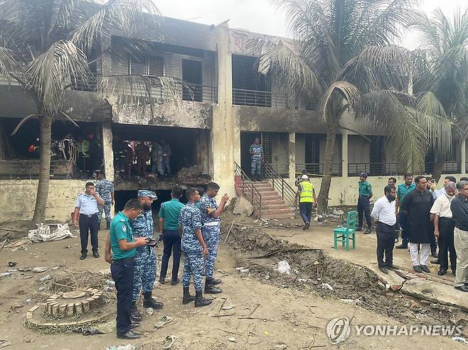 방글라 군 훈련기 학교 추락 사고 사망자 31명으로 늘어 (다카[방글라데시] EPA=연합뉴스) 방글라데시 공군 훈련기 추락 사고로 31명의 사망자가 발생한 방글라데시 수도 다카 북쪽 우타라 지역의 '마일스톤 스쿨 앤드 칼리지' 초중고등학교에서 22일(현지시간) 공군 조사관들이 현장 조사를 실시하고 있다. 2025.07.22