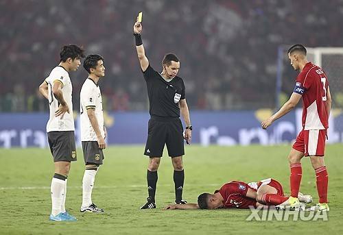 지난달 중국(흰색상의)과 인도네시아의 '2026 국제축구연맹(FIFA) 북중미 월드컵' 예선전 [신화 연합뉴스 자료사진]