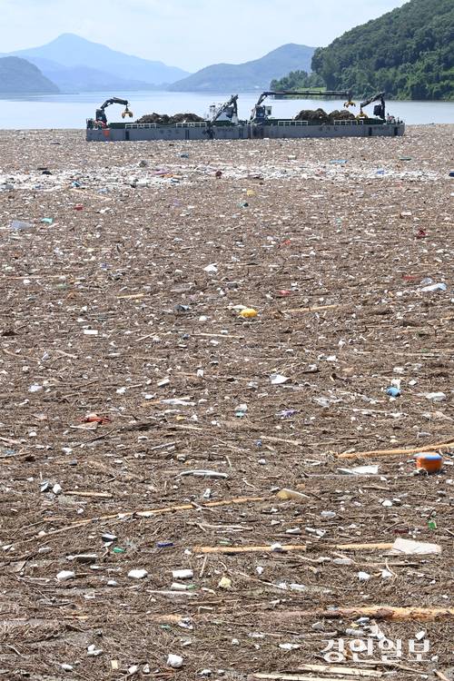 23일 오전 남양주시 팔당댐에서 경기도 수자원본부 관계자들이 장마기간 폭우로 팔당호에 떠밀려온 쓰레기를 수거하고 있다. 2025.7.23 /최은성기자 ces7198@kyeongin.com