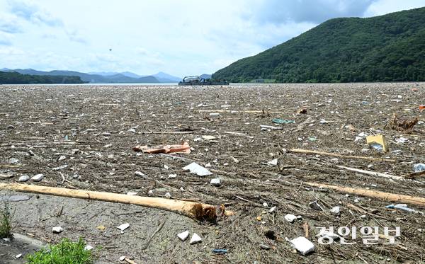 23일 오전 남양주시 팔당댐에서 경기도 수자원본부 관계자들이 장마기간 폭우로 팔당호에 떠밀려온 쓰레기를 수거하고 있다. 2025.7.23 /최은성기자 ces7198@kyeongin.com