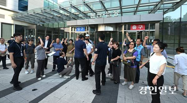 지난해 6월 24일 발생한 화성 아리셀 공장 화재 사고에 대한 형사 1심 최종변론일인 23일 오후 수원지방법원에서 유가족들과 관계자들이 공판을 마치고 법원을 나오고 있다. 2025.7.23 /최은성기자 ces7198@kyeongin.com