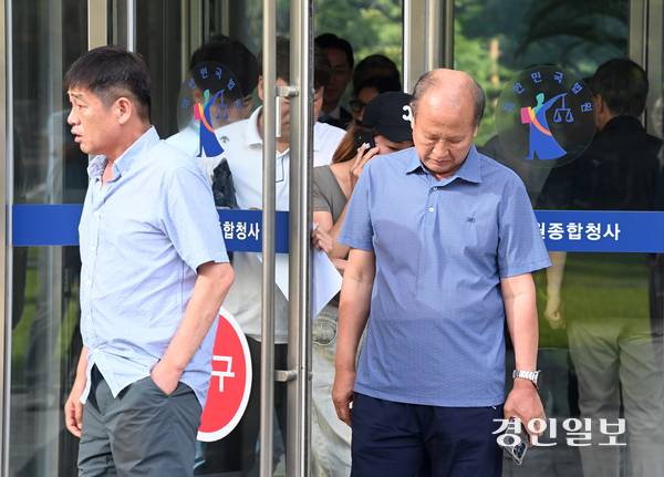 지난해 6월 24일 발생한 화성 아리셀 공장 화재 사고에 대한 형사 1심 최종변론일인 23일 오후 수원지방법원에서 유가족들과 관계자들이 공판을 마치고 법원을 나오고 있다. 2025.7.23 /최은성기자 ces7198@kyeongin.com