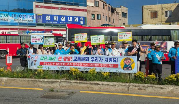 지난 22일 무안군이 버스터미널 일원에서 교통안전 캠페인을 펼쳤다. 무안군 제공