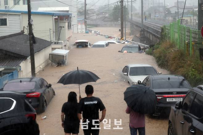 수해 속 물 축제 강행 논란극한 호우로 전국이 몸살을 앓고 있는 가운데 광주광역시 광산구와 전남 함평·장흥군이 물 축제를 강행하기로 해 논란이다. 사진은 지난 17일 광주 북구 신안동 일대가 침수돼 차량이 물에 잠겨 있는 모습. 광주·전남에는 지난 17일부터 사흘간 400∼600㎜의 극한호우가 쏟아져 주택, 상가, 도로 곳곳이 침수됐다. /임문철 기자 35mm@namdonews.com