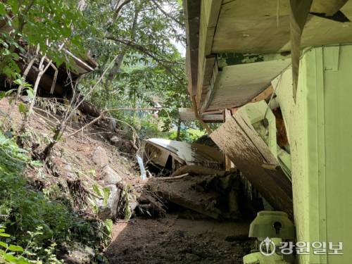 ◇집중호우로 춘천시 서면 안보리 율장길 인근에서 산사태가 발생해 민가를 덮쳤다. 사진=손지찬 기자