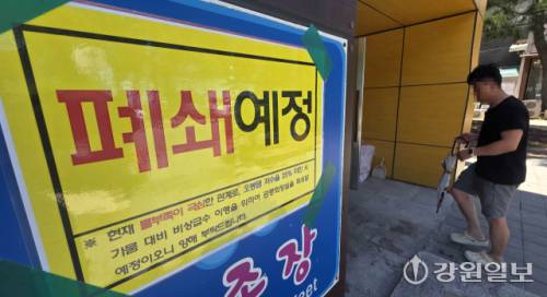 강릉시가 최근 가뭄으로 인해 식수난을 겪고 있는 가운데 23일 강릉시 경포해수욕장 공중화장실에 "오봉댐 저수율 25%에 비상급수 이행을 위해 공중화장실 폐쇄"를 알리는 내용의 안내문이 내걸렸다. 강릉=권태명기자