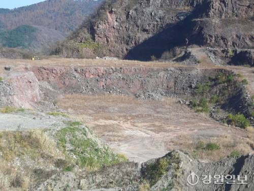 삼척시 신기면 안의리 석회석 채광 뒤 모습