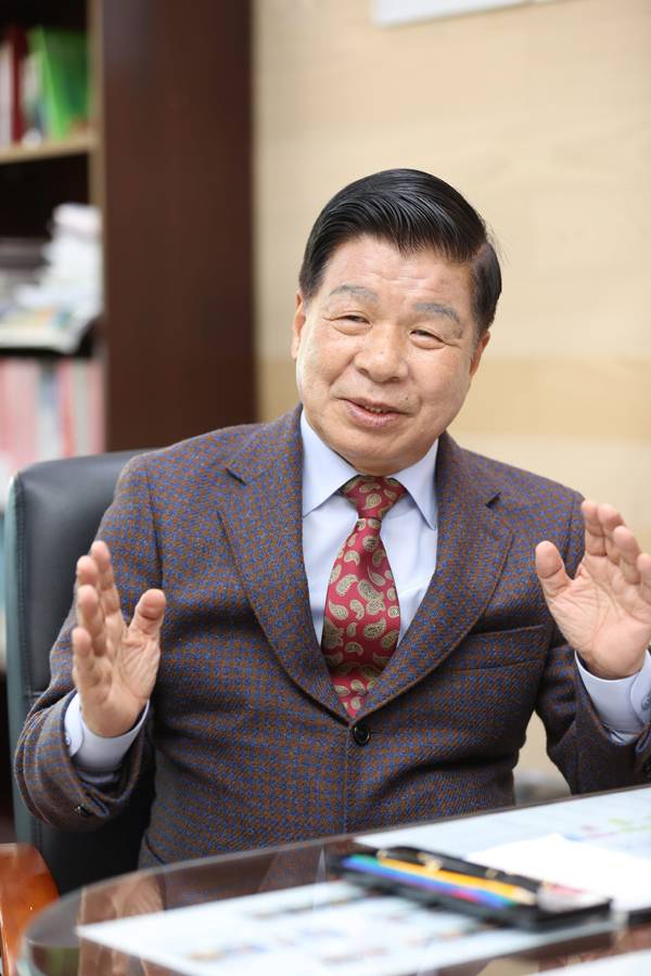 민선 8기 출범 3주년을 맞이한 이상근 고성군수가 "앞으로도 군민과의 약속을 끝까지 지키고, 고성의 미래를 완성해 나가는 데 모든 역량을 집중하겠다"고 밝혔다.