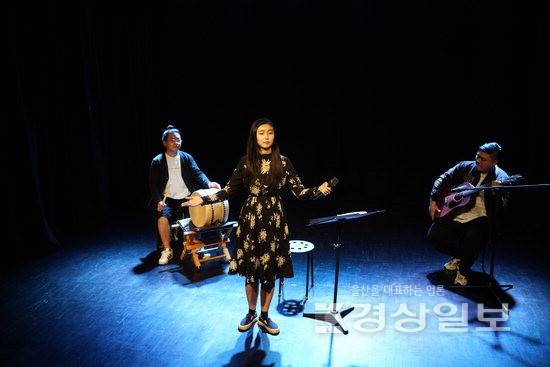 ▲ 1인극(모노드라마)과 전통 판소리, 기타 라이브 연주가 결합된 독특한 형태의 퓨전 판소리극이 울산 소극장 무대에 오른다. 지난 공연 모습. 이선숙판소리연구소 제공