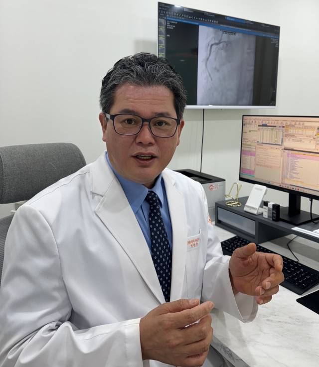 더필병원 손창우 병원장이 심근경색에 대해 설명하고 있다. 더필병원 제공