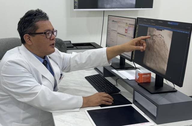 더필병원 손창우 병원장이 막힌 관상동맥에 대해 설명하고 있다. 더필병원 제공