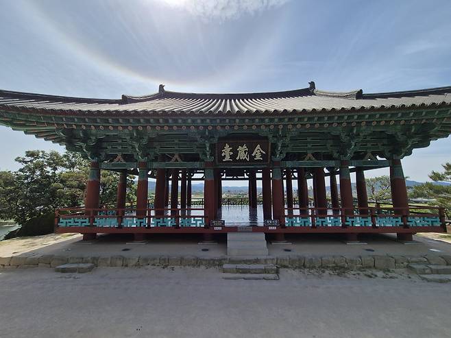 금장대. 누각은 상상보다도 크고 묵직하다. 커다란 누각이 마치 형산강 물줄기를 다 품겠다는 듯 버티고 서 있다.