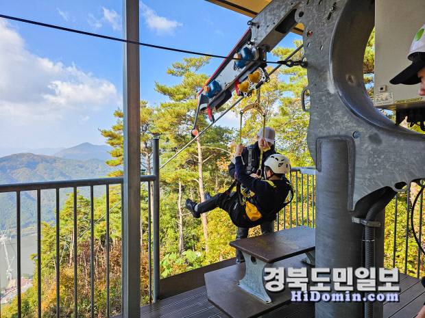 보현산 짚와이어를 타고 길이 1.4km, 최대 시속 100㎞의 속도로 시원한 산바람을 맞으며 하강하는 짜릿한 스릴을 즐길수 있다. 사진=영천시 제공
