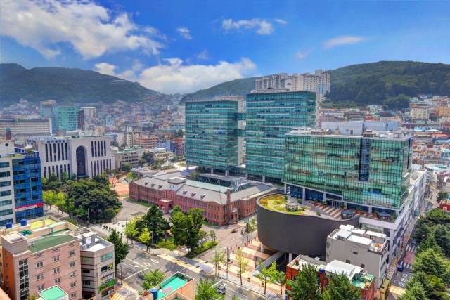 지난해 글로컬대학30 사업에 본대학으로 지정된 동아대학교는 동서대와 함께 2025년부터 연합전공을 운영한다. 참여 학생에게는 장학금, 해외 탐방, 직무 능력 향상 프로그램 등 다양한 혜택이 주어진다. 동아대 제공