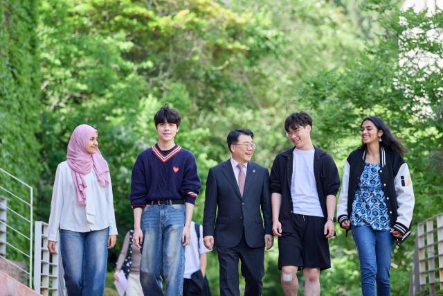 인제대는 전국에 백병원 4개를 운영하는 재단법인으로부터 최근 5년간 약 1000억 원을 지원받아 전국 사립대 최고 수준의 재정 안정성을 확보했다. 인제대 전민현 총장(가운데)이 학생들과 캠퍼스를 거닐고 있다. 인제대 제공