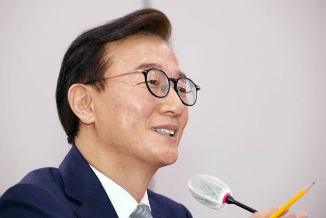 전재수 해양수산부 장관 후보자가 14일 서울 여의도 국회 농림축산식품해양수산위원회 전체회의에서 열린 인사청문회에서 의원 질의에 답변하며 미소짓고 있다. 연합뉴스