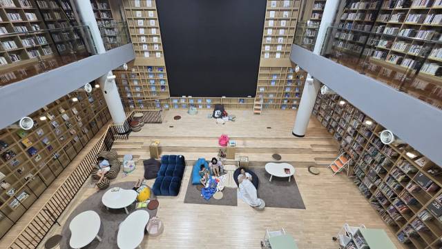 지난해 창원도서관 책담에서 ‘올빼미 밤샘 북캉스’ 행사에 참가한 시민들이 누워서 책을 즐기고 있다./경남신문DB/