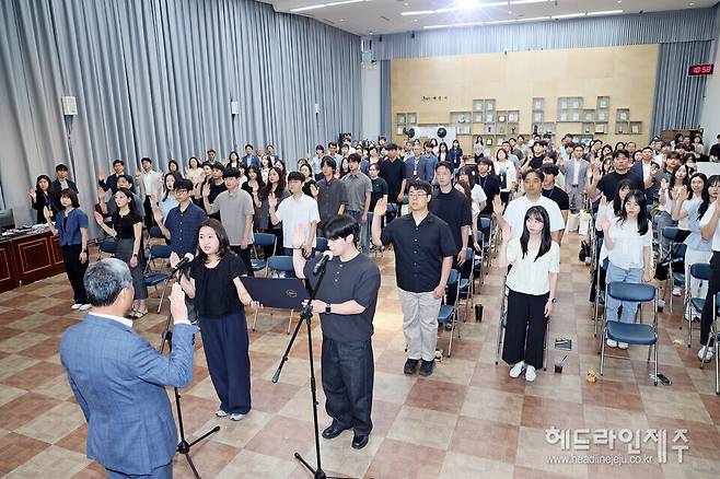 제주시청 새내기 공무원 공무원 행동강령 실천 결의문 낭독.