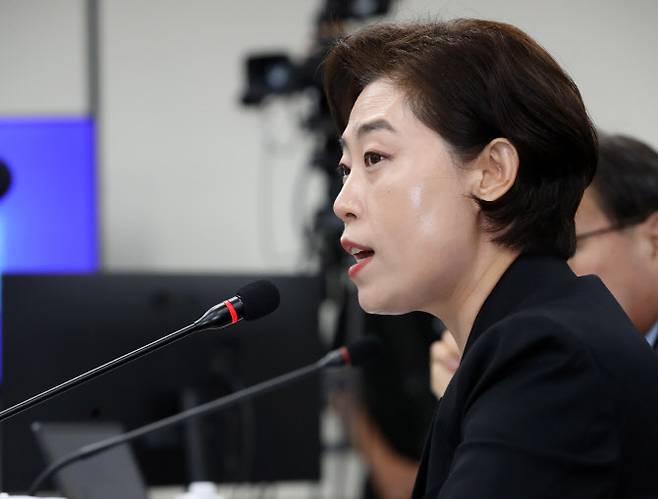 서지영 국민의힘 의원이 18일 오후 부산 금정구 부산대학교에서 열린 국회 교육위원회의 부산대, 경상국립대, 부산대병원, 부산대치과병원, 경상국립대병원에 대한 국정감사에서 이재명 더불어민주당 대표 피습 당시 서울대병원 전원과 헬기 이송 특혜 논란과 관련해 질의하고 있다. (사진 = 뉴스1)