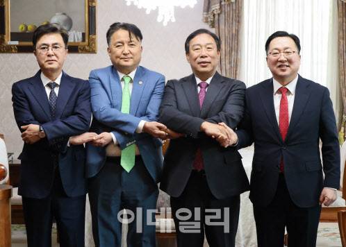 이장우 대전시장(오른쪽)과 최민호 세종시장(오른쪽 2번째), 김태흠 충남지사(왼쪽), 김영환 충북지사가 대청호 수질보호 및 규제완화 공동성명서를 발표한 뒤 기념촬영을 하고 있다. (사진=대전시 제공)